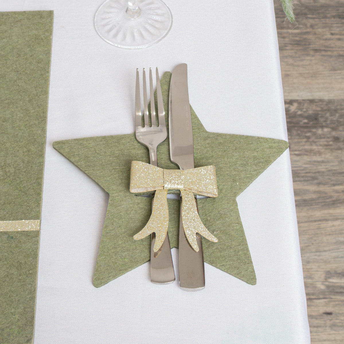 Set Of 4 Green Star Shaped Felt Cutlery Holders with Champagne Gold Bow