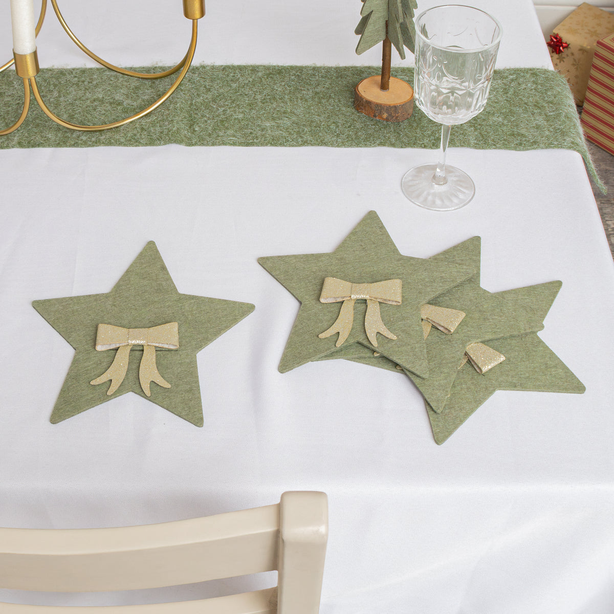 Set Of 4 Green Star Shaped Felt Cutlery Holders with Champagne Gold Bow