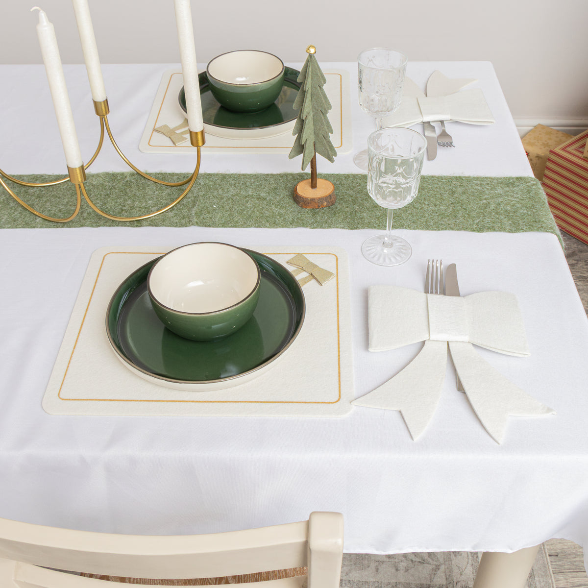 Set of 4 Felt White & Gold Rectangular Bow Detailed Placemats