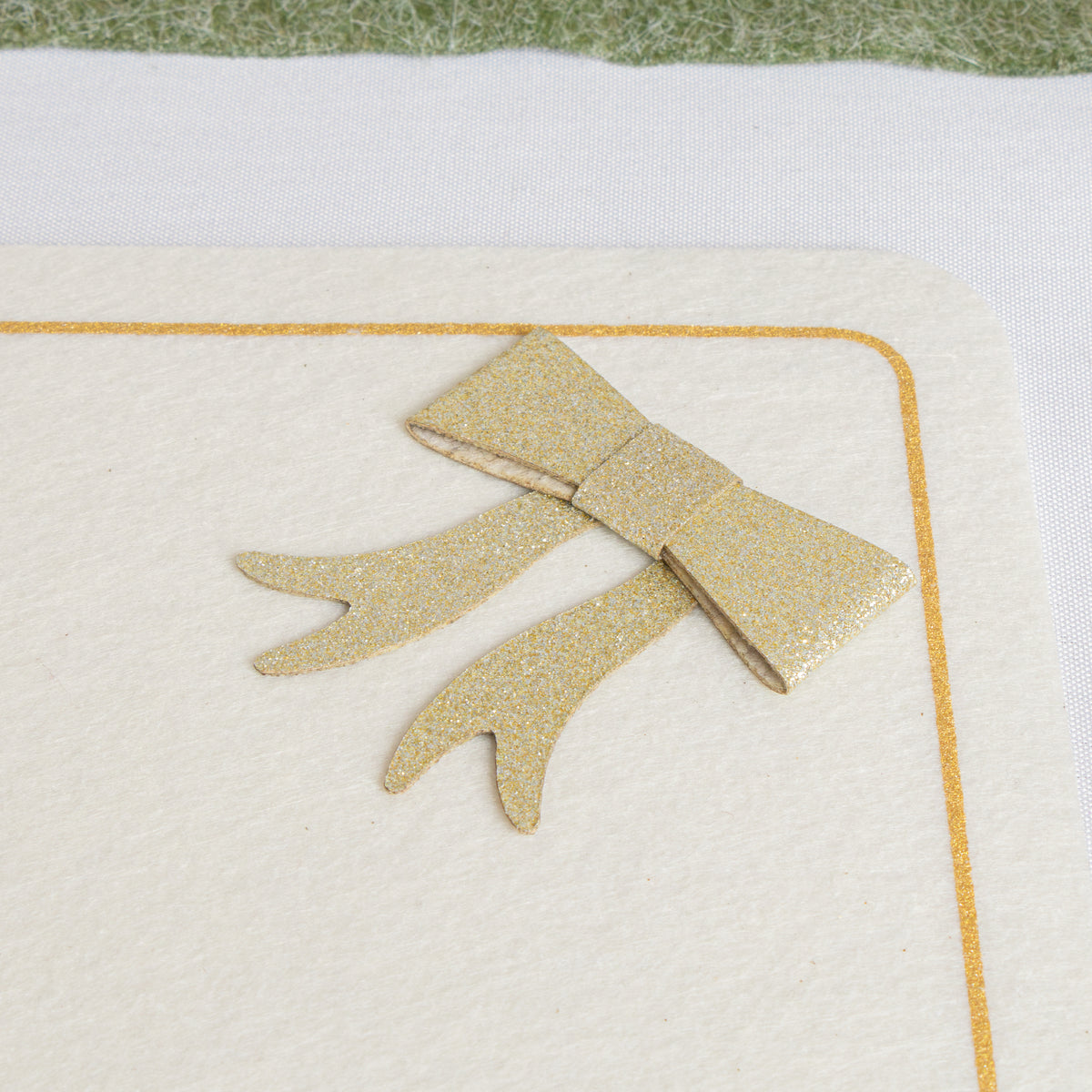 Set of 4 Felt White & Gold Rectangular Bow Detailed Placemats