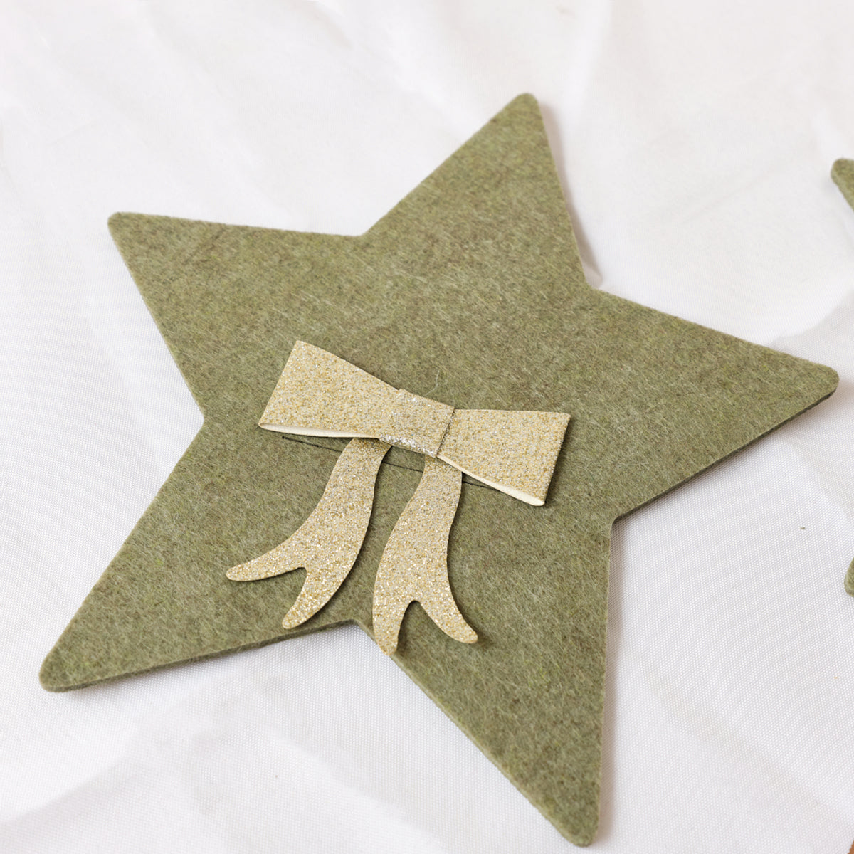 Set Of 4 Green Star Shaped Felt Cutlery Holders with Champagne Gold Bow
