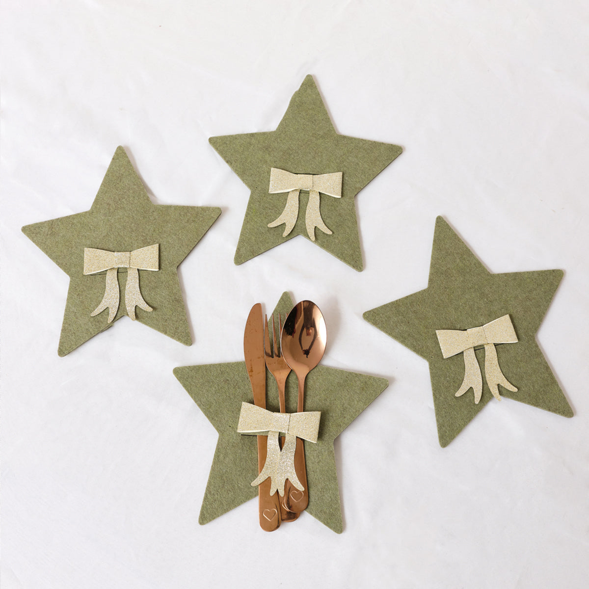 Set Of 4 Green Star Shaped Felt Cutlery Holders with Champagne Gold Bow